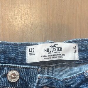 Hollister Curvy High-Rise Mom Jeans in Blue